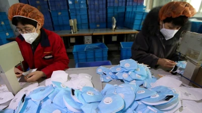 Công nhân sản xuất khẩu trang y tế ở một nhà máy thuộc TP Hàm Đan, Trung Quốc (Ảnh chụp hồi tháng 3-2020). Ảnh: REUTERS