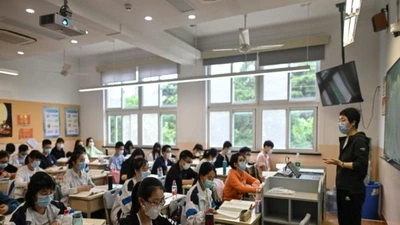 Học sinh đeo khẩu trang trong lớp học khi các trường học mở cửa trở lại ở Thượng Hải, Trung Quốc.