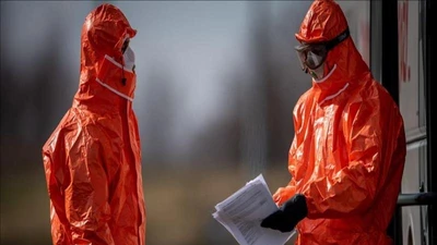 Hai nhân viên làm nhiệm vụ kiểm dịch tại biên giới Ba Lan và Cộng hoà Czech. Ảnh: AA