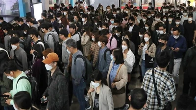 Người dân Seoul đều đeo khẩu trang khi ra đường sáng ngày 11-5. Ảnh: YONHAP NEWS