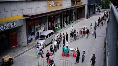 Người dân Vũ Hán xếp hàng chờ được xét nghiệm COVID-19 tại một điểm xét nghiệm ngoài trời hôm 16-5. Ảnh: REUTERS