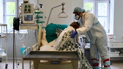 Bệnh nhân COVID-19 điều trị ở một bệnh viện thuộc thủ đô Moscow, Nga ngày 21-5. Ảnh: TASS