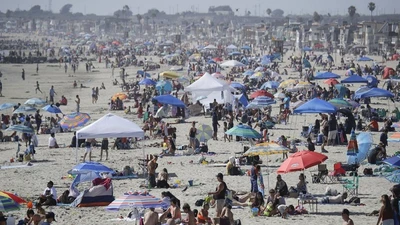 Người dân đổ xô ra bãi biển tại TP Newport Beach, bang California (Mỹ) hôm 24-5. Ảnh: AP