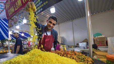 Đến ngày hội liên hoan ẩm thực ăn cơm lam, ba khía trộn