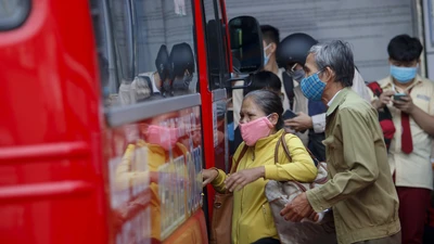 Khách đổ về bến xe miền Đông Tết Dương lịch