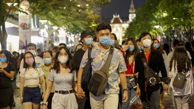 Hàng ngàn người đổ về phố Nguyễn Huệ chào năm mới