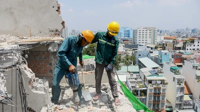 Cận cảnh cưỡng chế công trình xây dựng vượt tầng quận 10