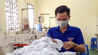 Sinh viên CĐ Cần Thơ may khẩu trang tặng bà con nghèo