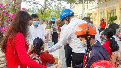 Hôm nay học sinh Hậu Giang bắt đầu đi học trở lại