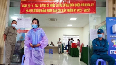 Cử tri đảo ngọc Phú Quốc dầm mưa đi bỏ phiếu