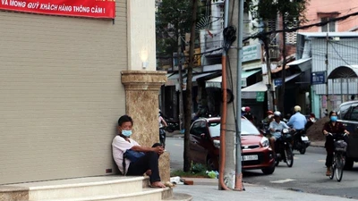 Người bán vé số dạo và lệnh tạm dừng phát hành vé số