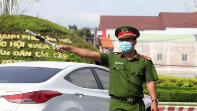 Người dân qua chốt kiểm soát vào quận Ninh Kiều cần giấy tờ gì