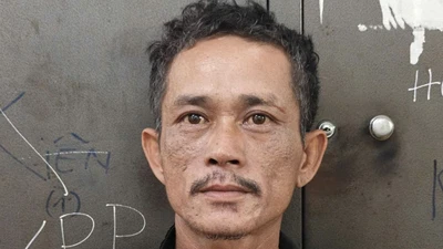 Bị chích điện cướp tài sản, cụ bà giả vờ bất tỉnh để thoát thân