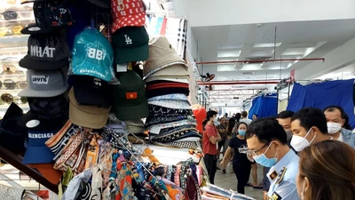 Phát hiện hàng giả, hàng nhái la liệt tại ‘thiên đường mua sắm’ Sài Gòn Square