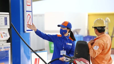 Chiều 1-8, giá xăng lên sát 24.000 đồng/lít