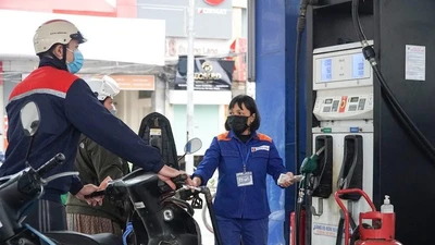 Giá xăng tăng mạnh, A95 tiến sát 26.000 đồng/lít