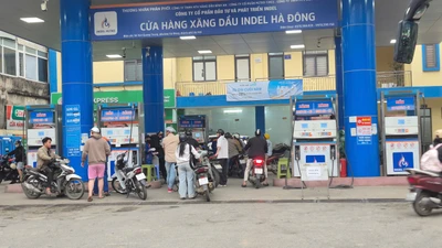 Cửa hàng 'tạm hết xăng' ở Hà Nội đã bán hàng trở lại
