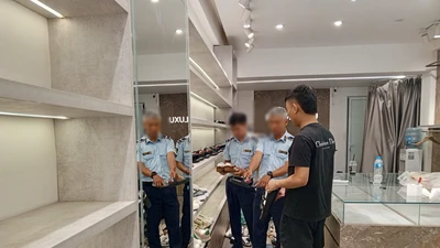 Kiểm tra cửa hàng thời trang ở Hà Nội, thu giữ loạt hàng hiệu nghi giả mạo