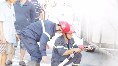 Xe cháy đùng đùng trên quốc lộ, 30 người thoát hiểm