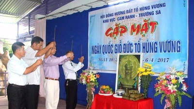Dân huyện đảo Trường Sa dâng hương lên vua Hùng