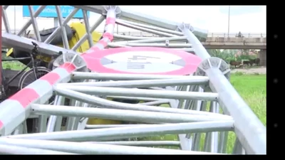 Container 'cào' sập cổng chào ở Vĩnh Long