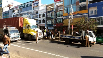  Bị container tông lúc rạng sáng, nữ lao công nguy kịch
