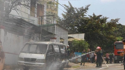 Clip: Đang đậu bên đường, ô tô đùng đùng bốc cháy