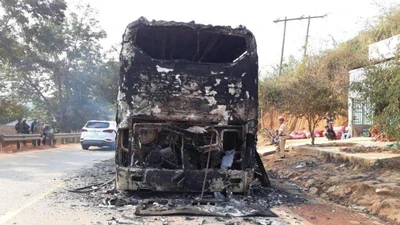Lửa thiêu rụi xe khách giường nằm chở 38 người