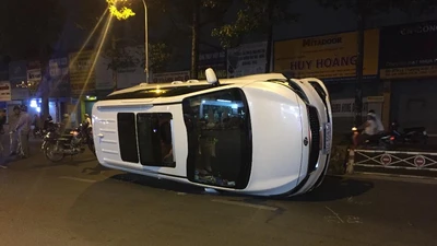 Tông dải phân cách, xế hộp lật nghiêng, bể đầu