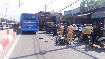 Bình Tân: Va chạm với xe buýt, nam thanh niên nguy kịch