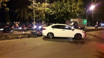 Ô tô tông văng xe máy vào dải phân cách ở Gò Vấp