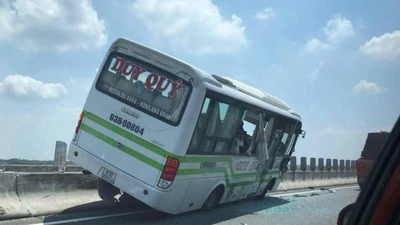 Xe khách nằm trên dải phân cách cao tốc Trung Lương