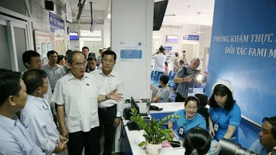 Bí thư Nguyễn Thiện Nhân gặp gỡ cử tri quận 2 và 4