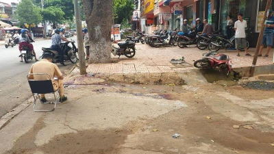 Tự tông vào cột đèn, 2 thanh niên thương vong