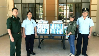 Mua 6300 khẩu trang ở TP.HCM để tuồn qua biên giới