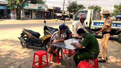 Gia Lai: Phạt 16 người ra đường không đeo khẩu trang