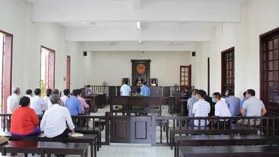Phát thanh trực tiếp xét xử 2 cựu cán bộ sai phạm ở Bình Chánh