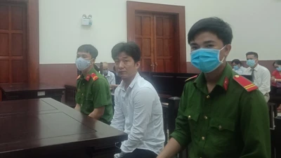 Hầu tòa vì mua bán người dưới 16 tuổi