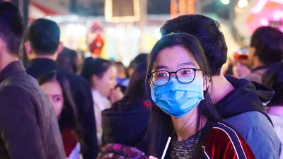 Người Đà Nẵng đeo khẩu trang đón Giáng sinh