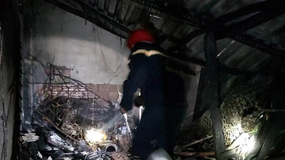 Cháy quán cà phê trong đêm, 2 người thoát chết