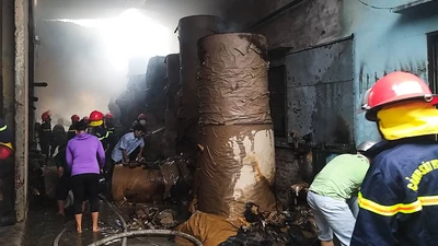 Đà Nẵng: Cháy dữ dội tại công ty sản xuất bao bì