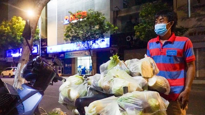 Đà Nẵng: Phân phát rau củ xuyên đêm vì sợ bà con thiếu thốn