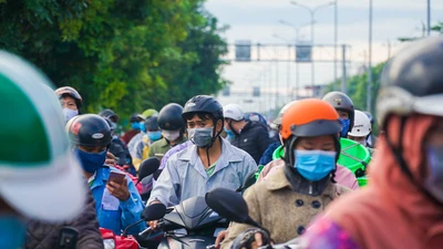 Chật kín người dân tại chốt kiểm soát giữa Đà Nẵng và Quảng Nam