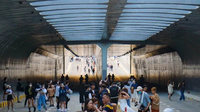 Giới trẻ thích thú check-in tại hầm chui nhiều cửa sổ trời ở Đà Nẵng