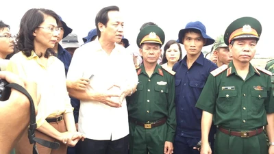 Lãnh đạo thị sát hiện trường khu vực mộ liệt sĩ ở TSN