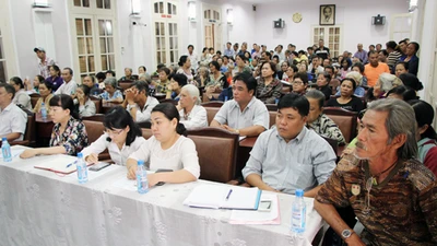 Ông Đoàn Ngọc Hải đối thoại với dân chung cư Cô Giang