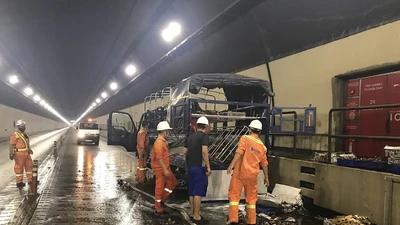 Xe tải bốc cháy trong hầm Hải Vân, tài xế hoảng loạn 