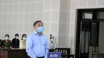 Vụ vay 72 tỉ, ký nhận nợ 122 tỉ: Dừng phiên xử vì bị cáo ngất xỉu