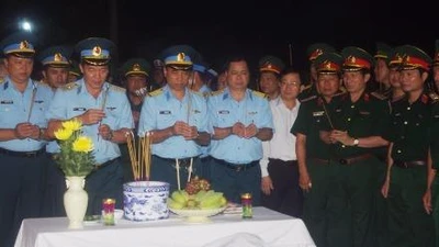 Nghẹn ngào đưa Thượng tá phi công Trần Quang Khải lên đất liền