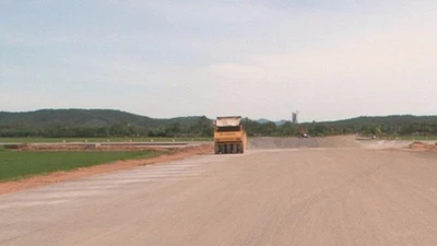 Bị thương nặng vì chiếc xe lu... lù lù bên đường